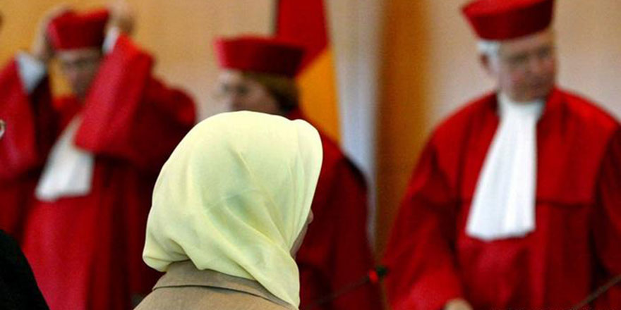 Başörtülü avukat mahkemeden çıkarılınca soruldu: Ya Rahibeler?