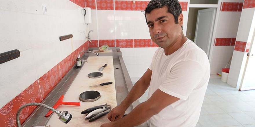 FETÖ yüzünden TSK'dan atıldı pazarda balıkçılık yapıyor