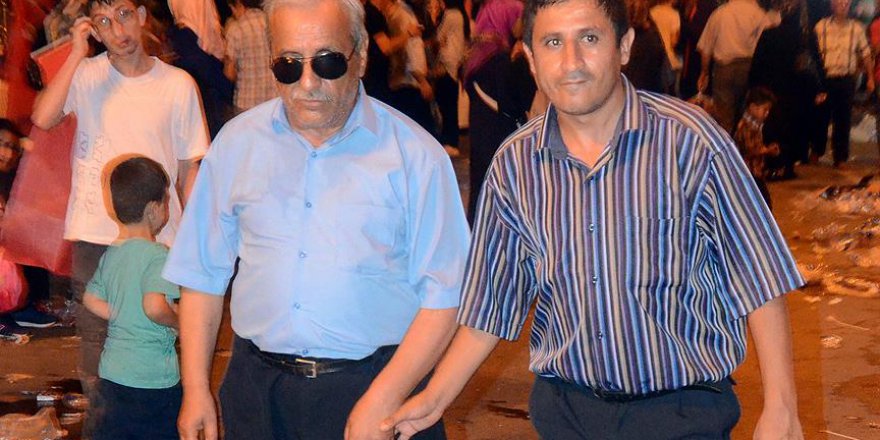 Baba ve oğlu 'demokrasi nöbeti' için 'engel' tanımıyor