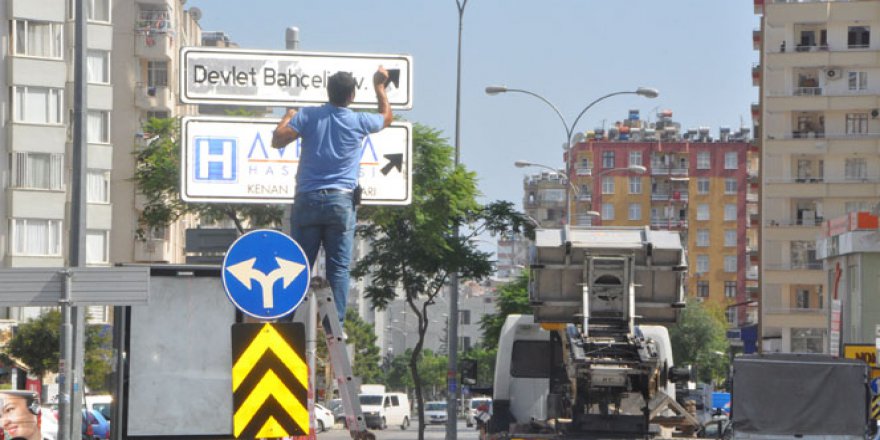 Kenan Evren yazan levhalar söküldü