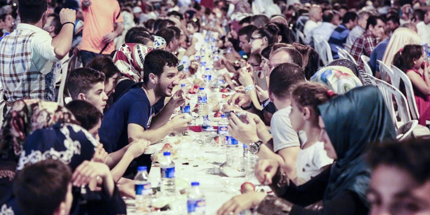 Demokrasi nöbetini şükür orucuyla bitirdiler