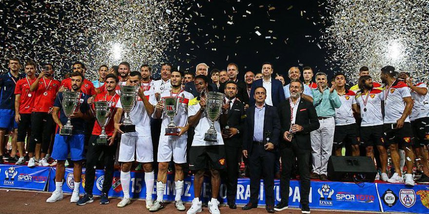 Futbolcular demokrasi için sahaya çıktı