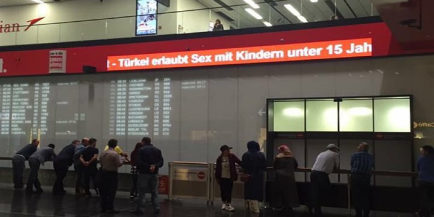 Viyana'da ahlaksız 'Türkiye' afişi!