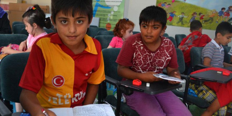 Suriyeli çocuklar yaz okulunda Türkçe öğreniyor