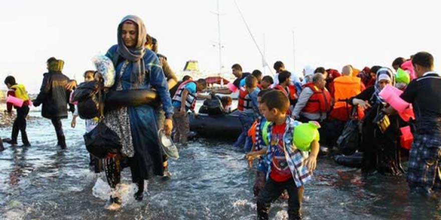 400 mülteciyi karşılarında görünce paniklediler!