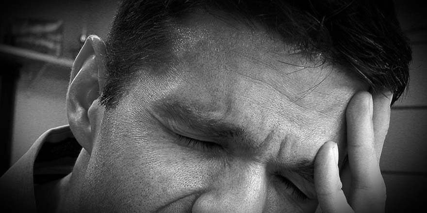 Migren her 5 kadından birinde görülüyor! Migren neden kaynaklanır, nasıl geçer?