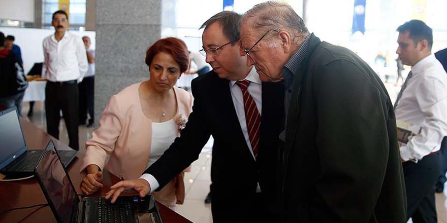 72 yaşındaki üniversite öğrencisinin kaydını rektör yaptı