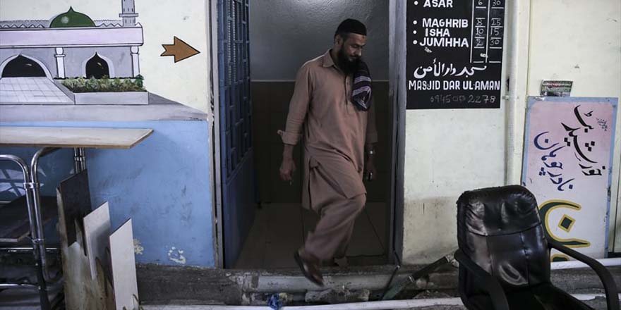 Camisiz başkent Atina'da müslümanlar bodrumlarda ibadet ediyor