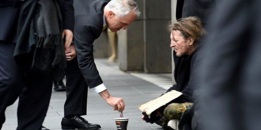 Dilenciye 5 dolar veren Başbakan'a cimrilik suçlaması