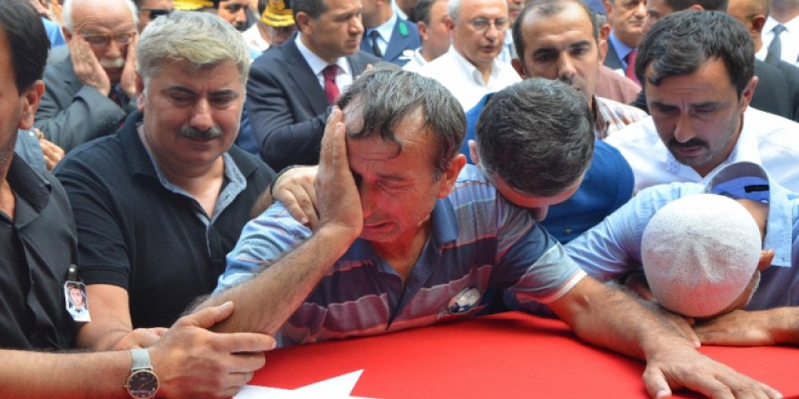 Şehit oğlunun tabutuna sarılarak sela okudu