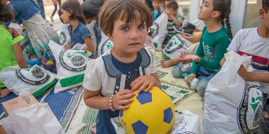 Suriyeli çocuklara kıyafet ve oyuncak yardımı