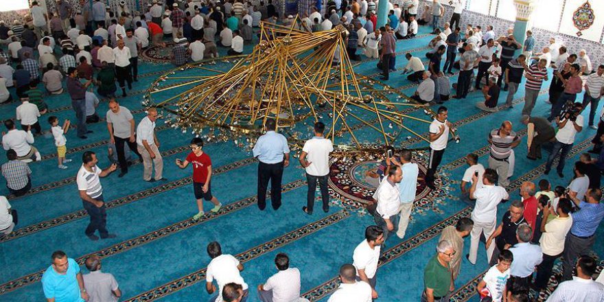 Cami cemaatinin üzerine avize düştü: 11 yaralı