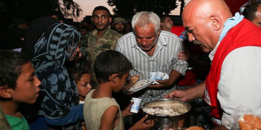 Türk Kızılayı Cerablus'ta sıcak yemek dağıttı