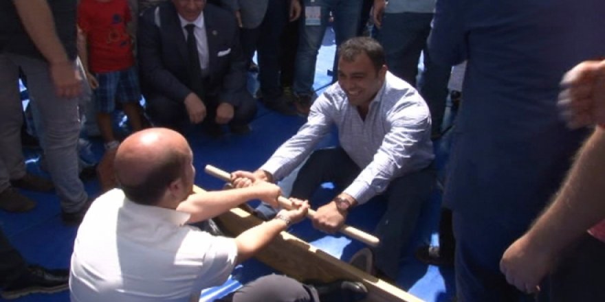 Bilal Erdoğan ve Hamza Yerlikaya’dan mas güreşi