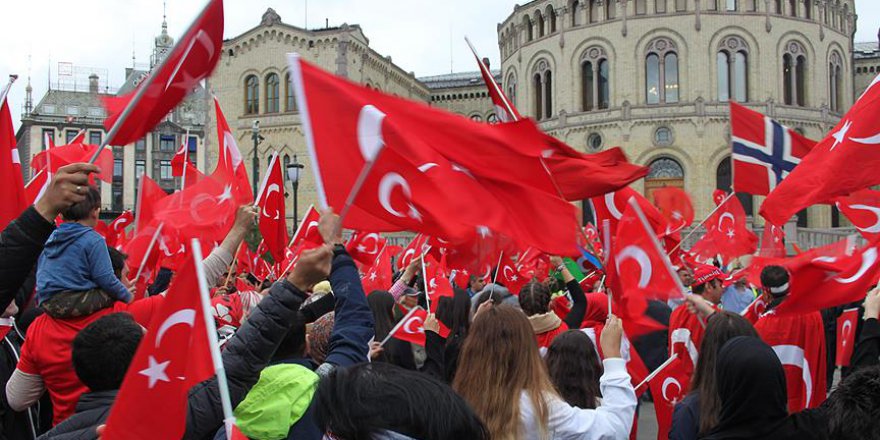 Norveç'te Türkler darbe ve teröre karşı yürüdü