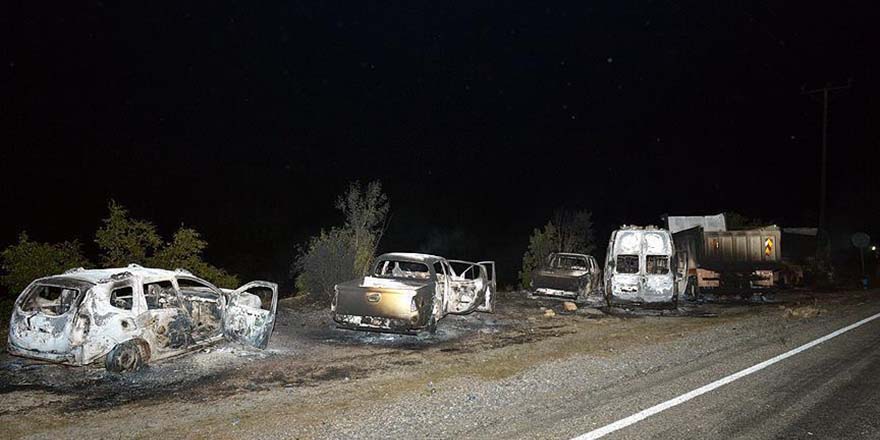 Bitlis'te teröristler 11 aracı ateşe verdi