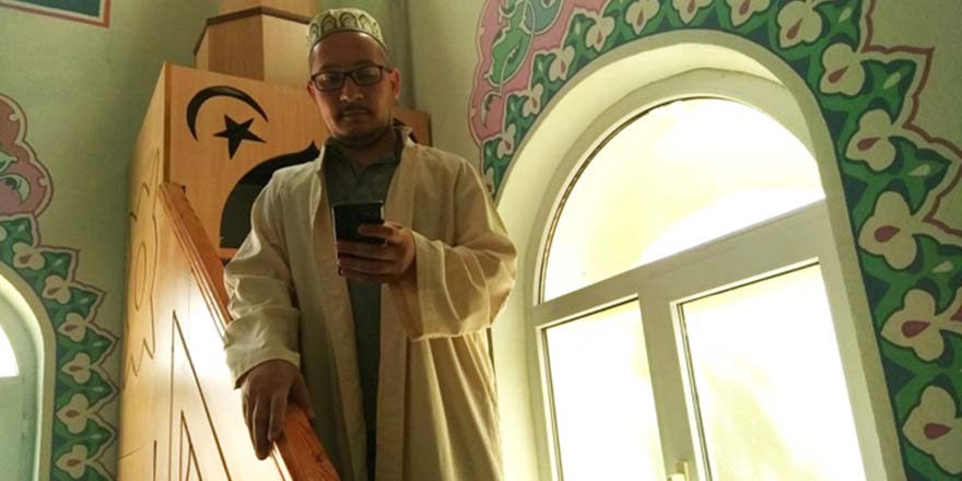 Cuma günü hutbeden önce, iç ezan okunurken sünnete durmak mekruh mudur?