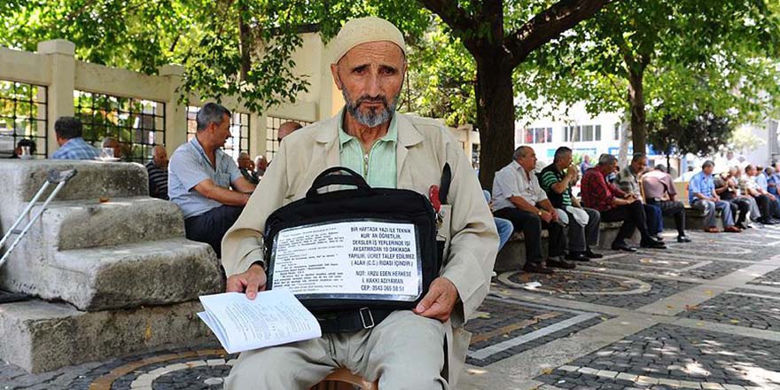 Bu yöntemle 20 yıldır esnafa Kur'an öğretiyor
