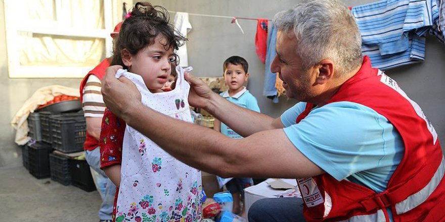 Türk Kızılayı Gazzeli çocuklara bayramlık dağıttı