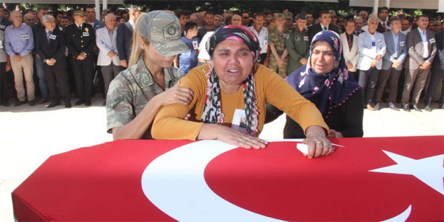 Oğlunu 'Şehitler ölmez vatan bölünmez' diyerek uğurladı