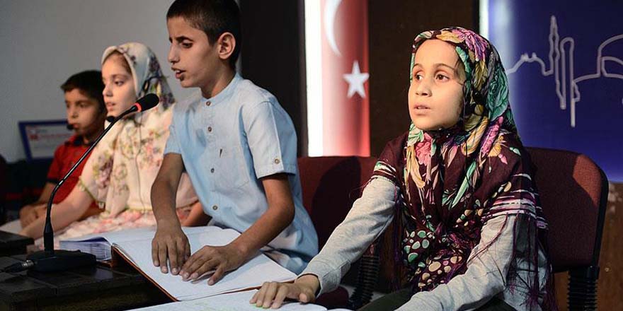 Karanlık dünyaları Kur'an'la aydınlandı