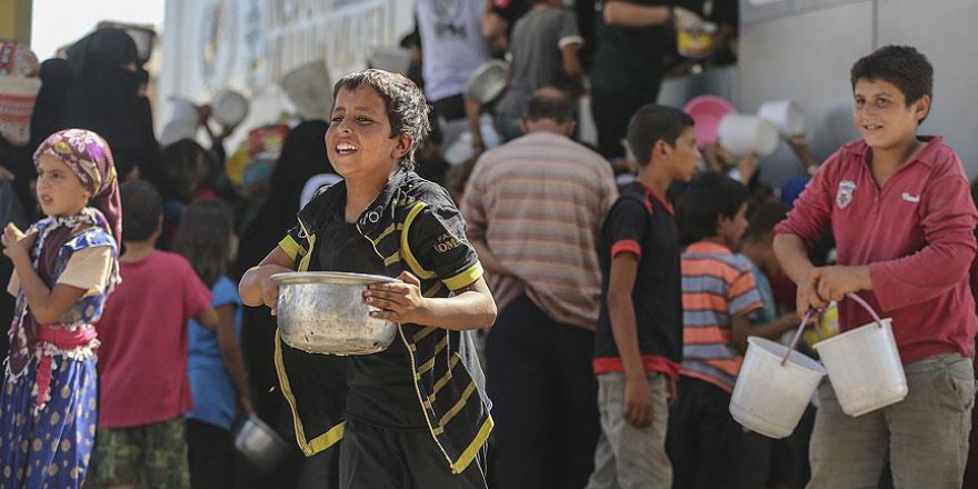 İHH Cerablus'ta sıcak yemek dağıttı