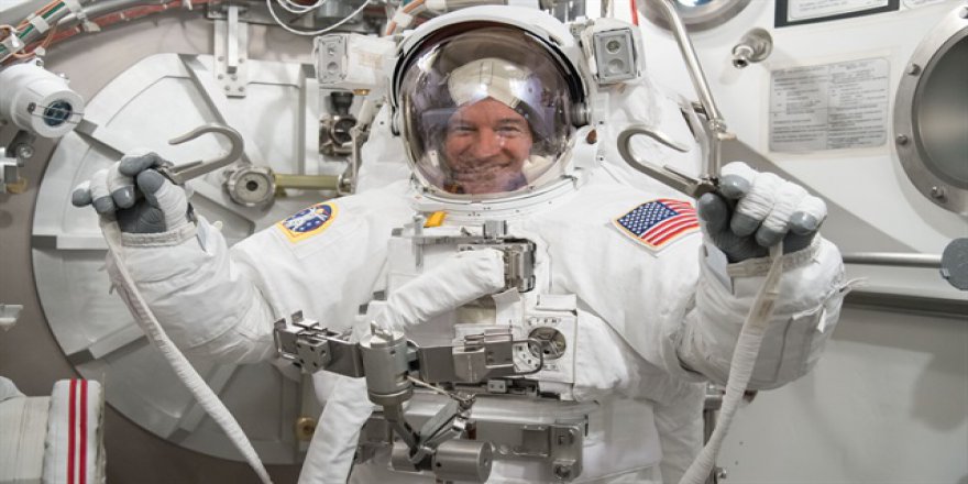 Rekortmen astronot dünyaya döndü