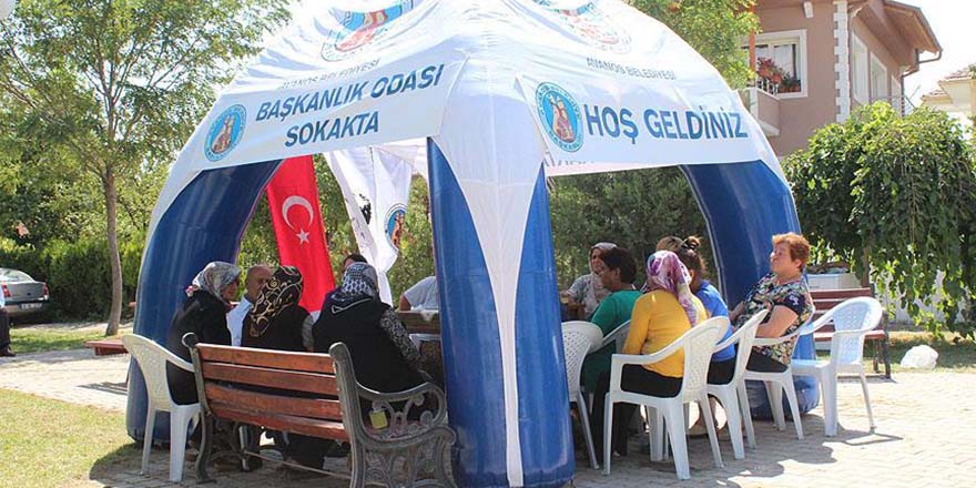 Başkanlık odasını sokağa taşıdı
