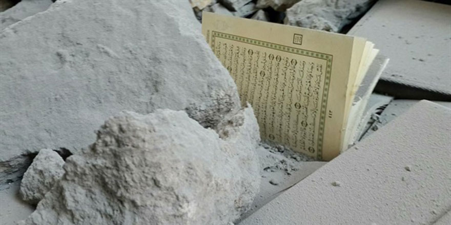 Rus jetleri cami bombaladı Kur'an-ı Kerim yerlere saçıldı