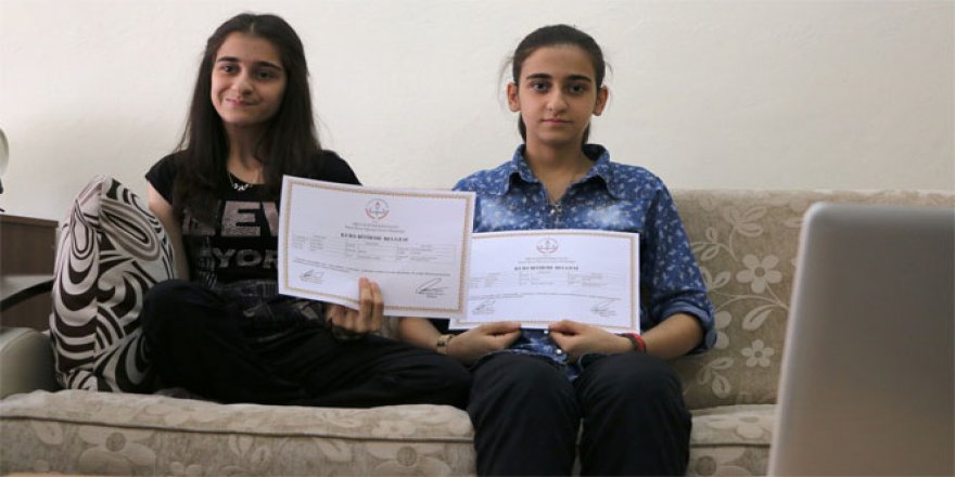 Engelli ikiz kardeşlerin okuma azmi