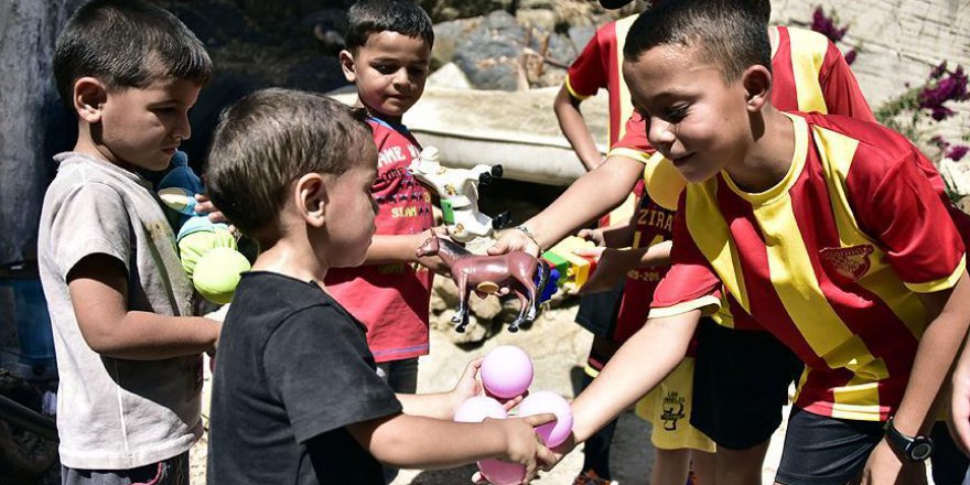 Suriyeli çocuklara çifte bayram yaşattılar
