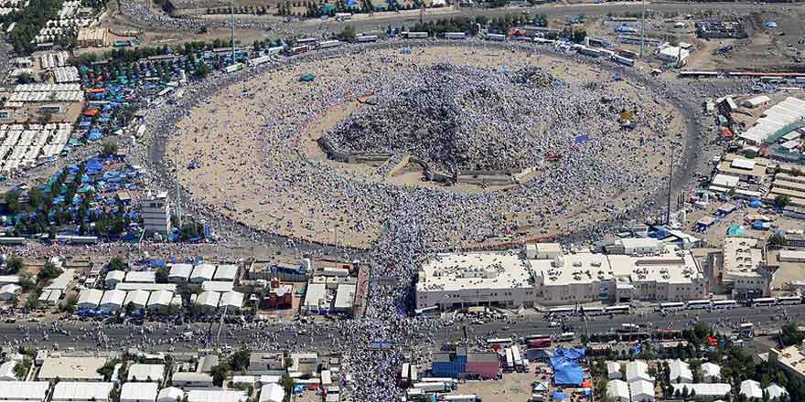 Milyonlarca hacı adayı Arafat Vakfesi'ni yaptı