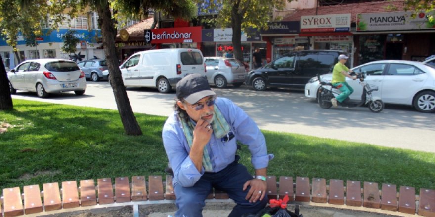 Eski bakanın oğlu sokakta yaşıyor