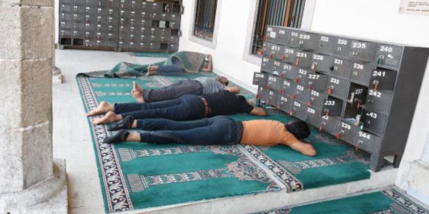 Cami sundurması evsizlerin yatakhanesi oldu