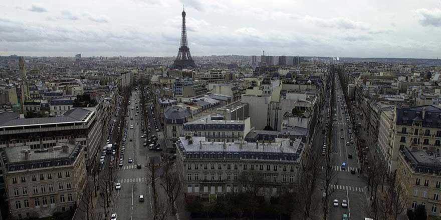 Paris'te yayalara bıçaklı saldırı