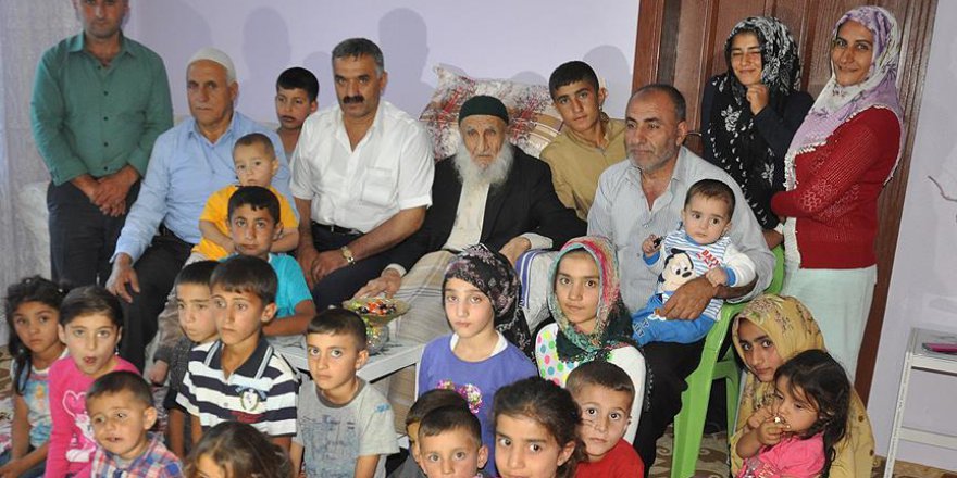 111 yaşındaki Zübeyir dede 110 torunuyla bayramlaştı