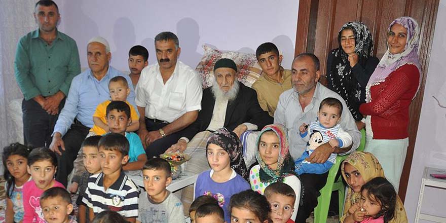 111 yaşındaki Zübeyir dede 110 torunuyla bayramlaştı