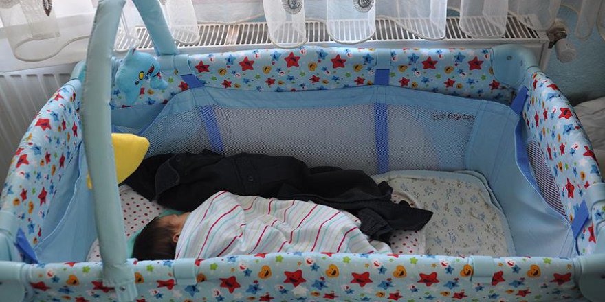 Minik Gökçe şehit babasının kokusuyla uyuyor