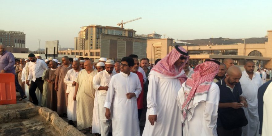 Cennet'ül Baki Kabristanı'na ziyaretçi akını