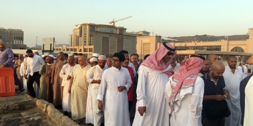 Cennet'ül Baki Kabristanı'na ziyaretçi akını