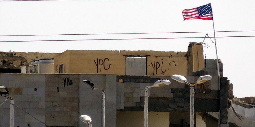 PYD 'karargahı'ndaki ABD bayrağı yerinde duruyor