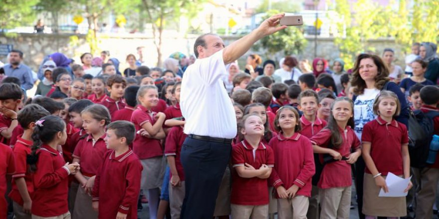 İlkokul öğrencilerine palyaçolu eğlence