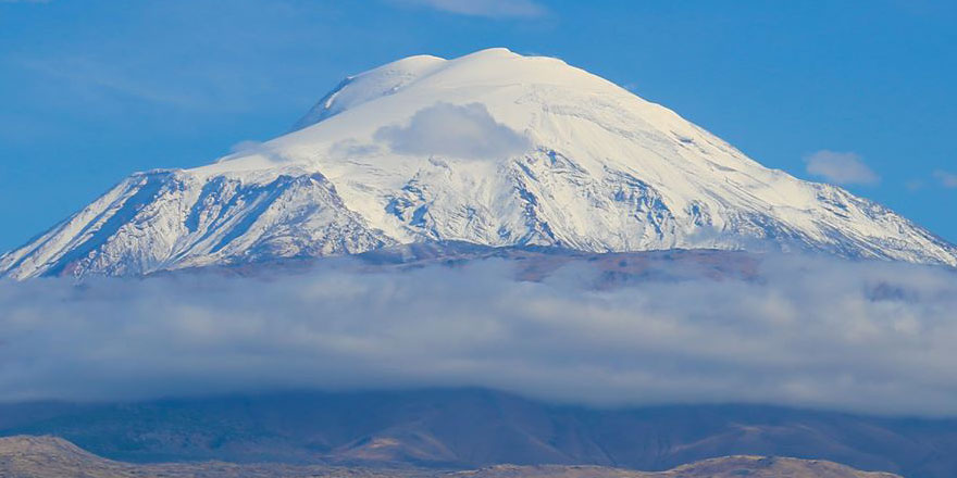 Ağrı Dağı'na yılın ilk karı yağdırıldı