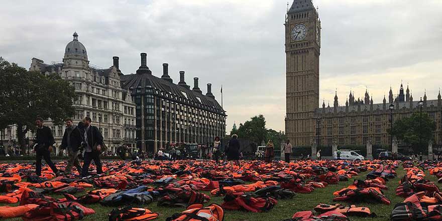 İngiliz Parlamentosu önünde can yelekli protesto