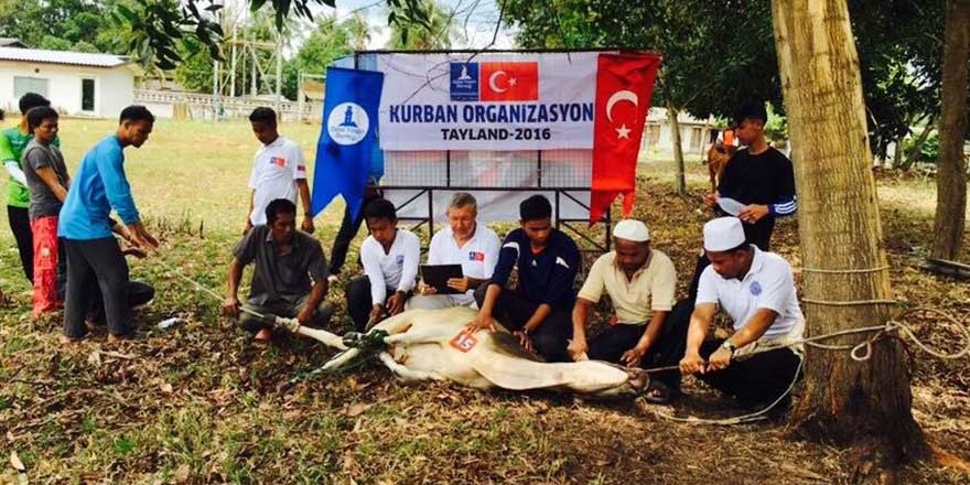 Deniz Feneri Derneği gönüllüleri Müslüman kardeşleri ile kucaklaştı