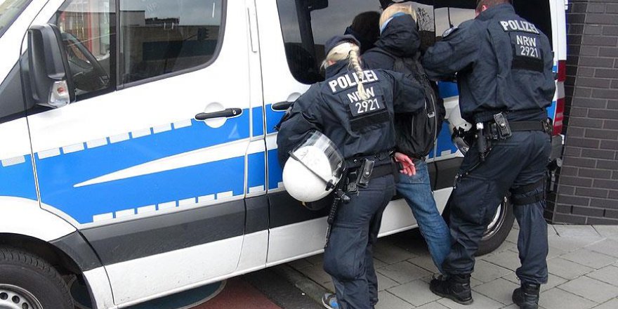 Almanya'da başörtülü kadınlara saldırı