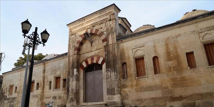 6 asırlık medrese küllerinden doğdu