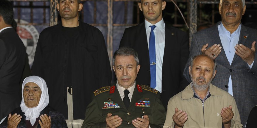 Genelkurmay Başkanı Akar'dan şehit ailesine ziyaret
