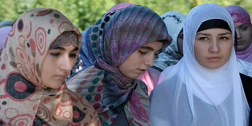 Okuldaki başörtülü öğrenciler fişleniyor