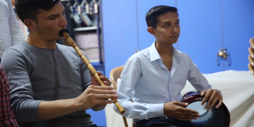 Roman gençler ilahi okuyacak